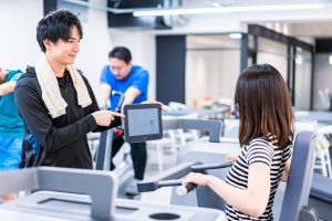 久喜のパーソナルトレーニング指導の様子、胸のトレーニング