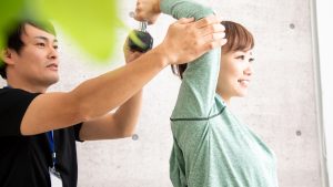 久喜のパーソナルトレーニング三頭筋の運動指導風景